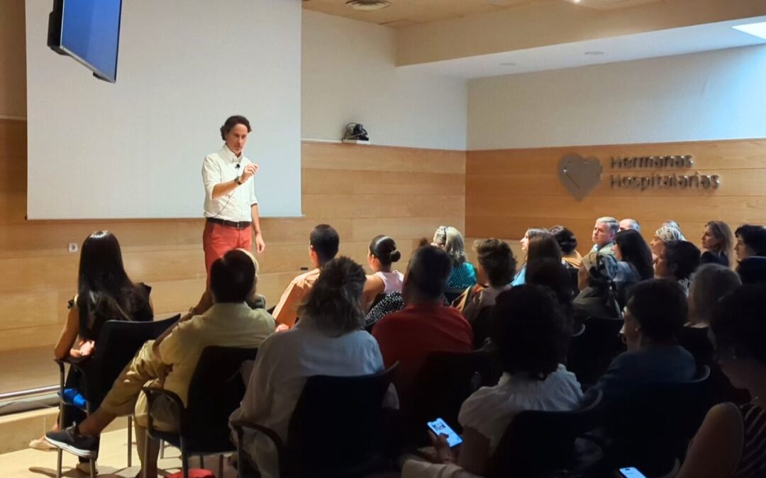 Éxito total en la conferencia de Víctor Küppers